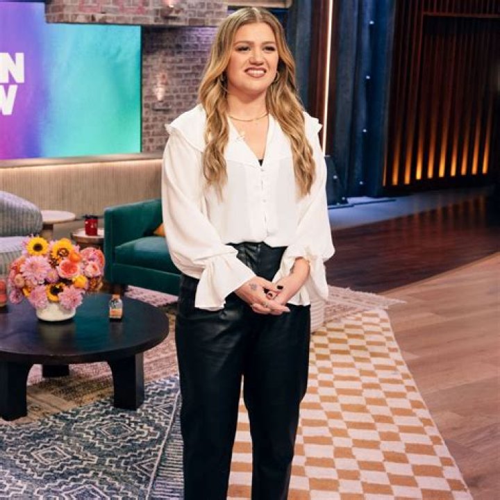 Kelly Clarkson's appearance in recent photos leaves fans saying the same thing amid weight loss tran